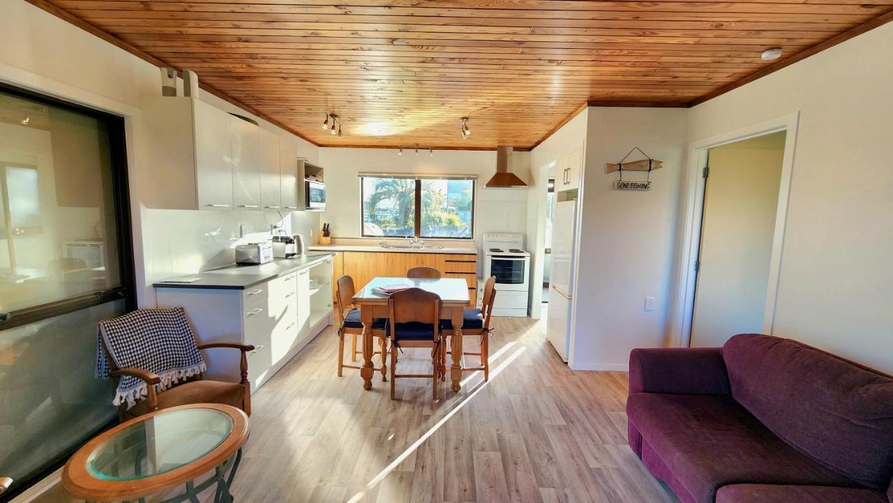 The Sunrise Bach - One Tree Point Holiday Home Exterior photo